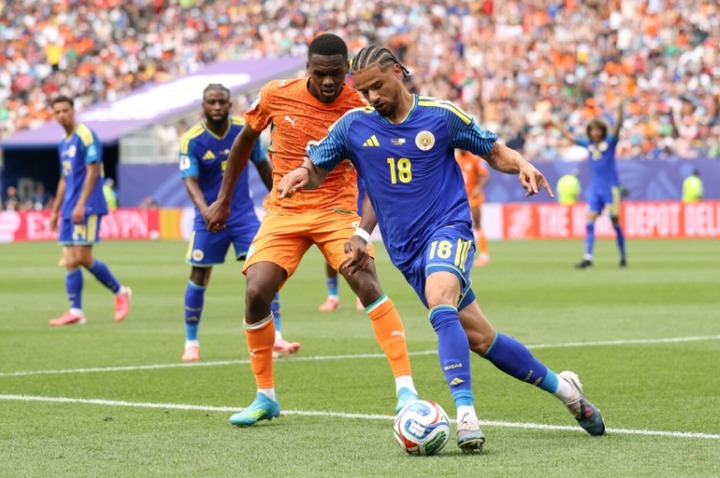 Le joueur de Curaçao Armando Obispo avec le ballon face à la Côte d'Ivoire, à Philadelphie, le 25 juin 2026