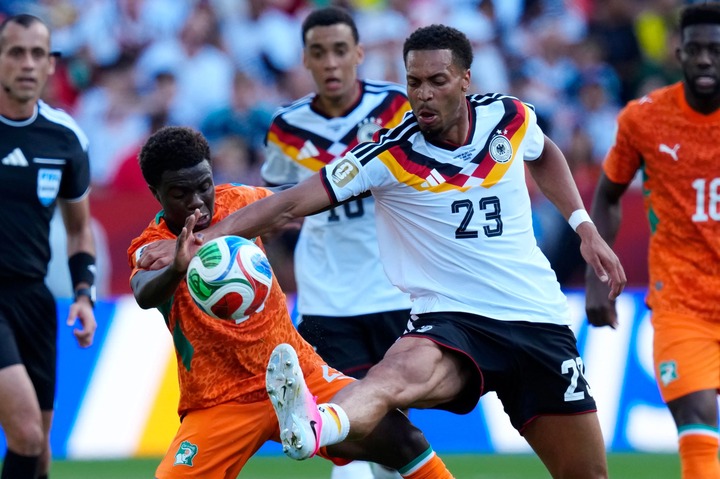 Christ Inao Oulai et Felix Nmecha au duel pendant le match Allemagne-Côte d'Ivoire.