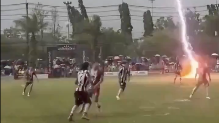 La foudre s'abat sur lui en plein match : un jeune footballeur de 24 ans meurt sous les yeux de ses coéquipiers en plein tournoi régional en Thaïlande