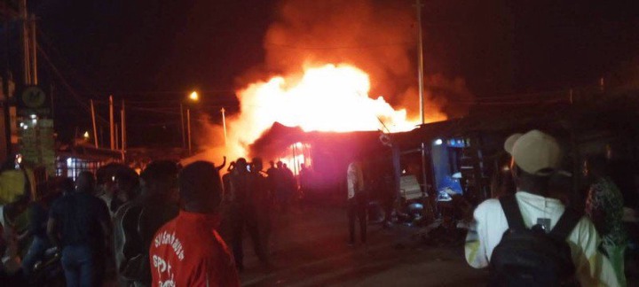 Man : Un violent incendie ravage plusieurs magasins d'appareils électroménagers au Grand marché