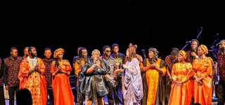 la-ministre-francoise-remarck-a-celebre-les-35-ans-de-carriere-de-bomou-bassa-pere-de-didi-b-entouree-du-rappeur-et-de-bomou-mamadou