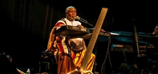 la-ministre-francoise-remarck-a-celebre-les-35-ans-de-carriere-de-bomou-bassa-pere-de-didi-b-entouree-du-rappeur-et-de-bomou-mamadou