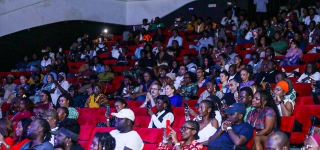 la-ministre-francoise-remarck-a-celebre-les-35-ans-de-carriere-de-bomou-bassa-pere-de-didi-b-entouree-du-rappeur-et-de-bomou-mamadou
