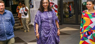 la-ministre-francoise-remarck-a-celebre-les-35-ans-de-carriere-de-bomou-bassa-pere-de-didi-b-entouree-du-rappeur-et-de-bomou-mamadou