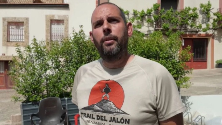 Fernando n'est pas mécontent d'habiter seul dans son village.